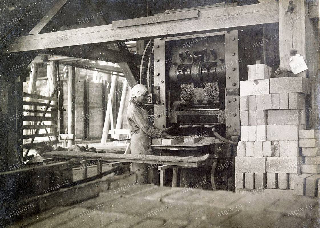 Работница у станка в момент изготовления кирпича. [1943] г.